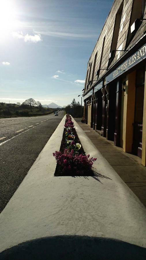 Marty'S Halfway House Hotel Westport Bagian luar foto