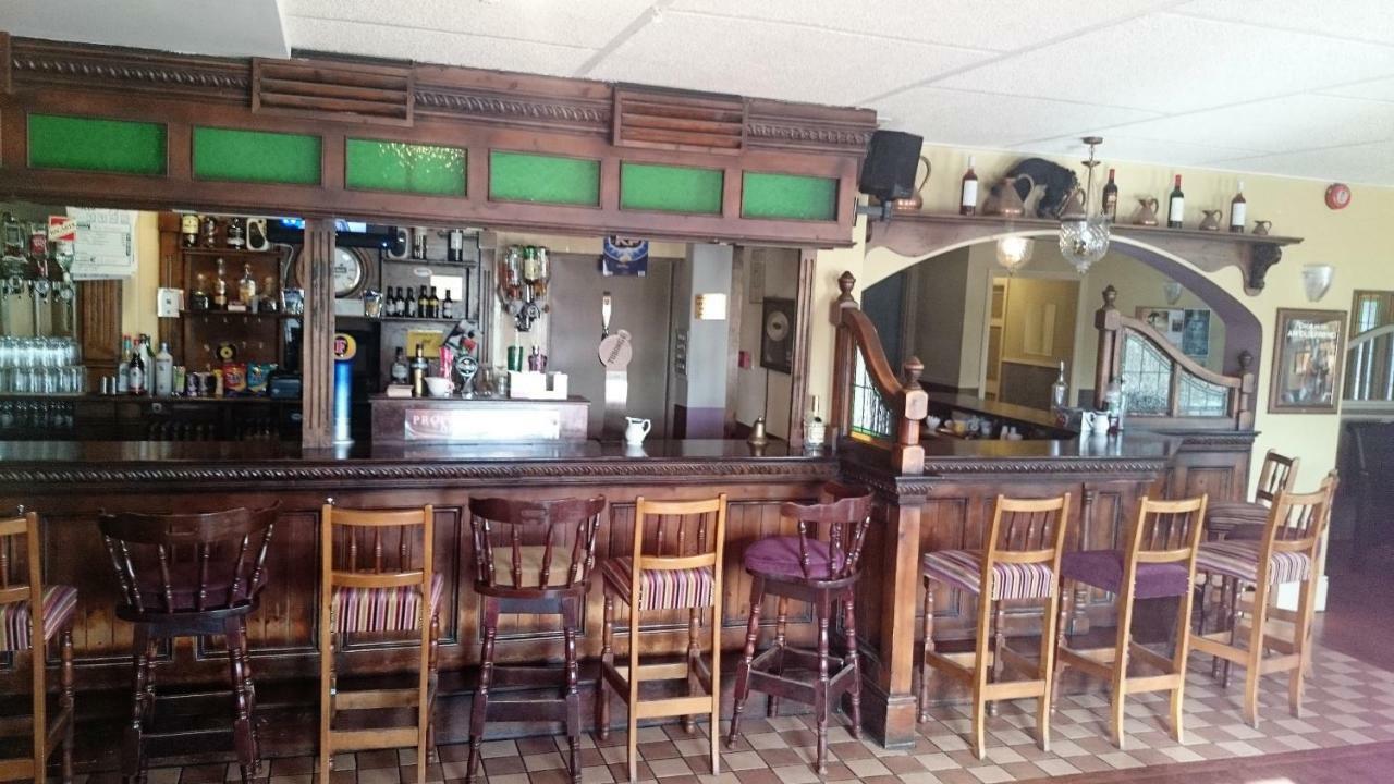 Marty'S Halfway House Hotel Westport Bagian luar foto