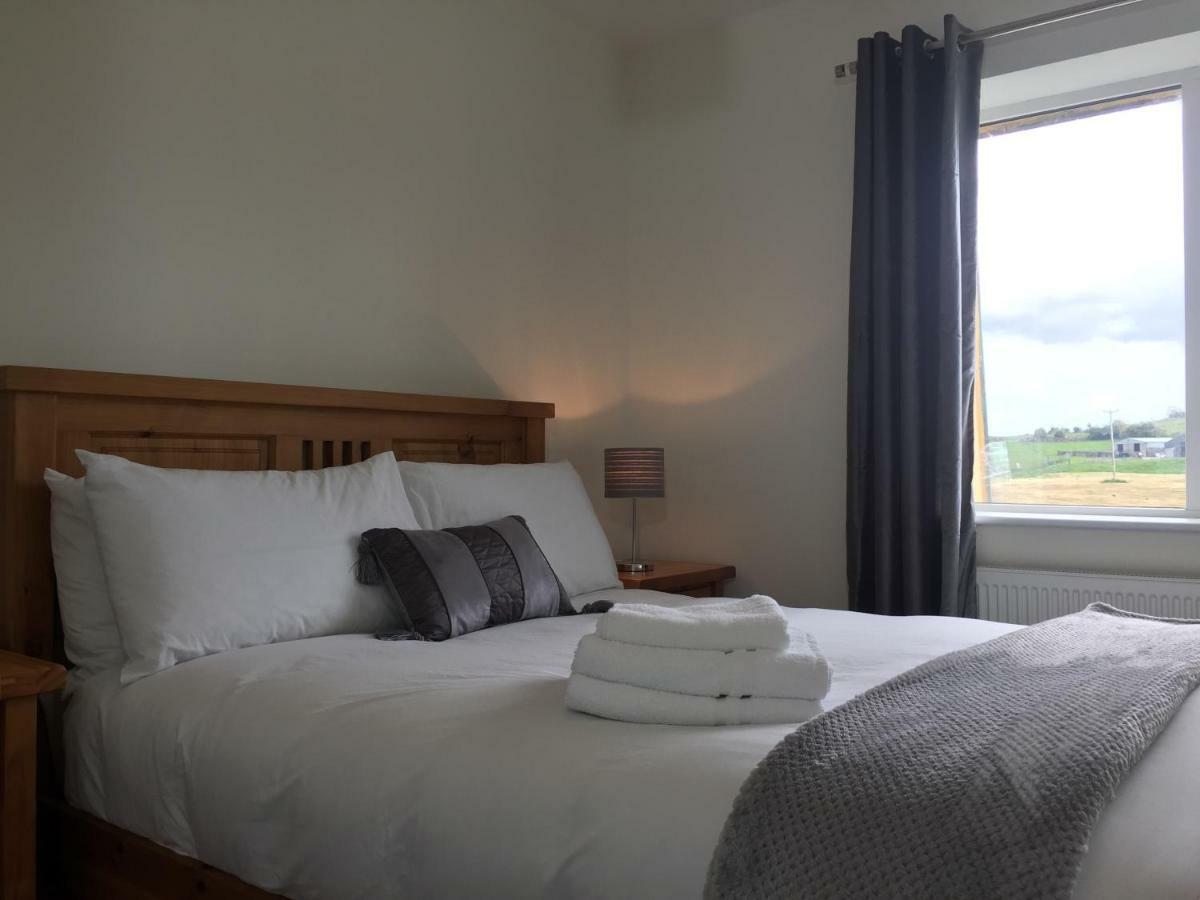 Marty'S Halfway House Hotel Westport Bagian luar foto