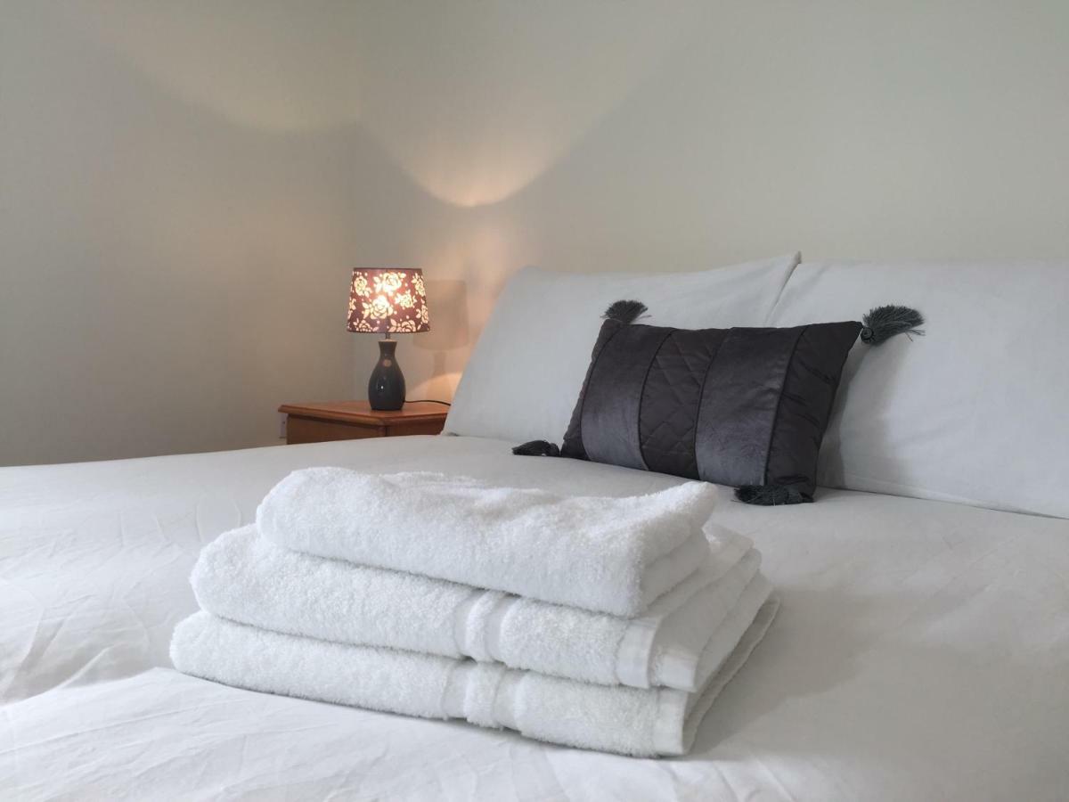 Marty'S Halfway House Hotel Westport Bagian luar foto