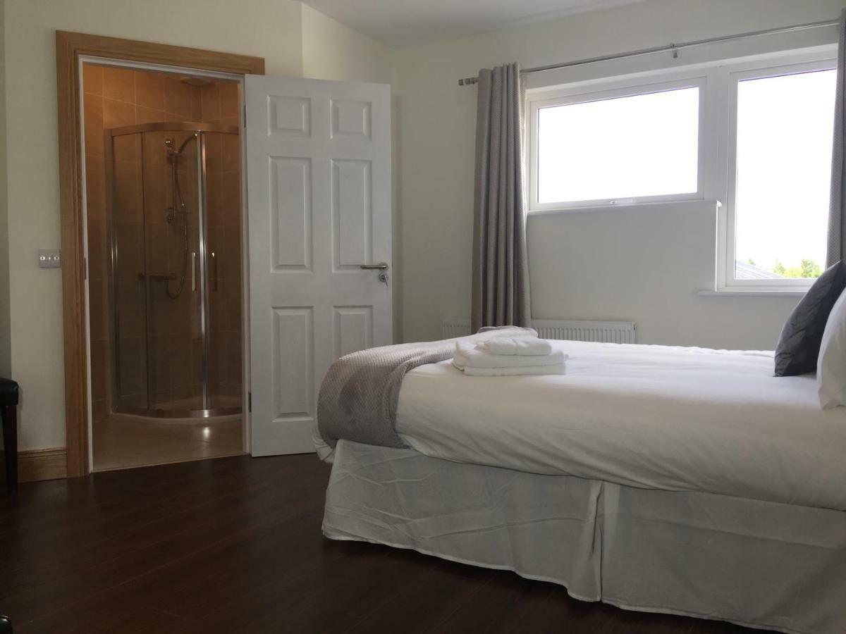 Marty'S Halfway House Hotel Westport Bagian luar foto