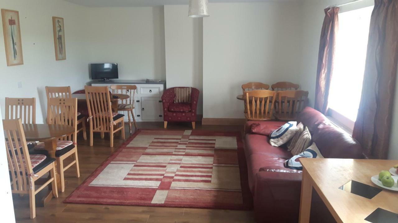Marty'S Halfway House Hotel Westport Bagian luar foto