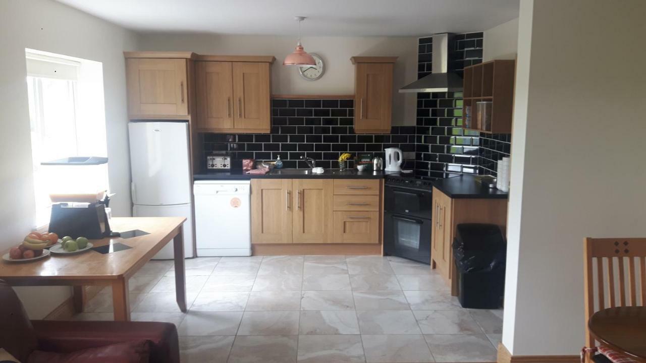 Marty'S Halfway House Hotel Westport Bagian luar foto